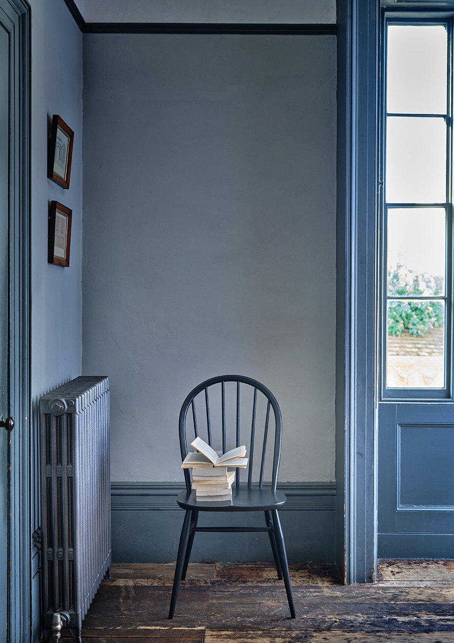 ercol 1877 Windsor chair in Black finish