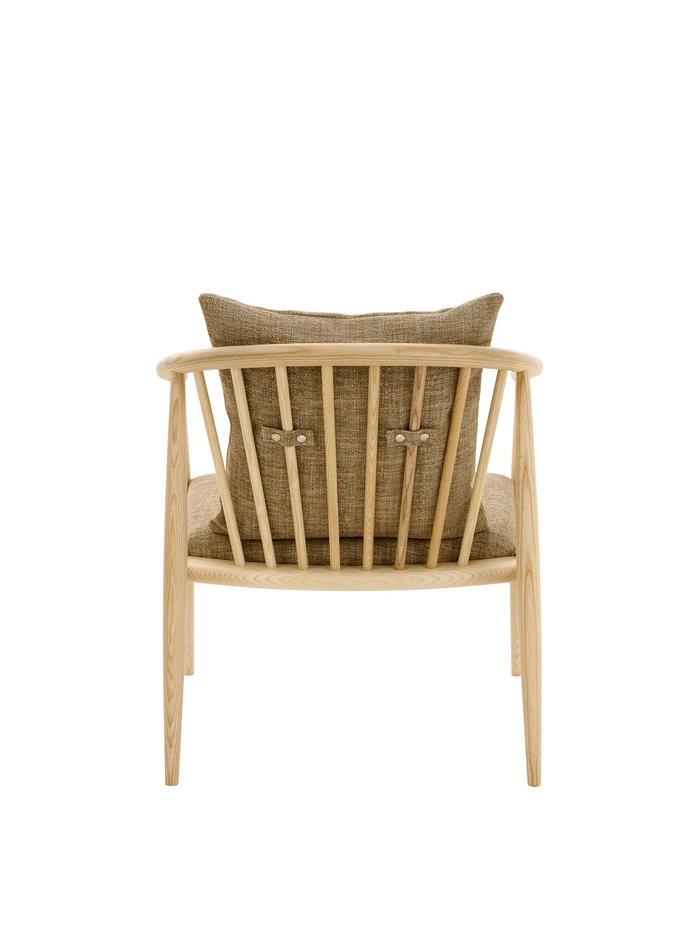 Image shown in U001 fabric on the body and CM finish