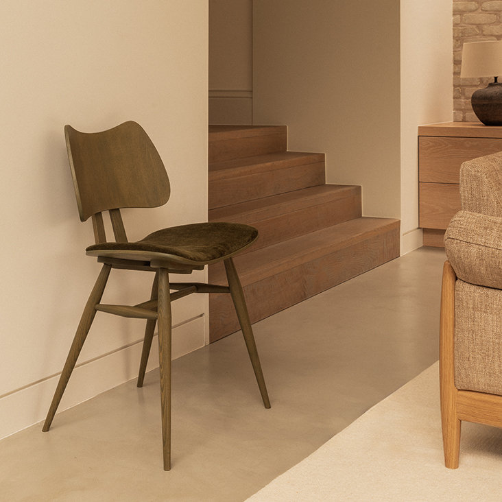 Butterfly chair in U024 fabric and MG finish