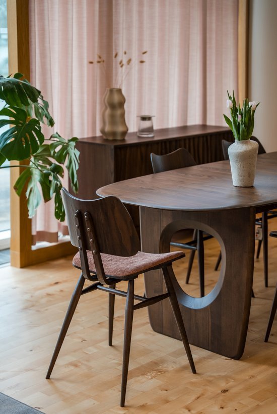 The Butterfly Chair pictured here alongside the Highmoor Dining Table in Dark (DK) finish